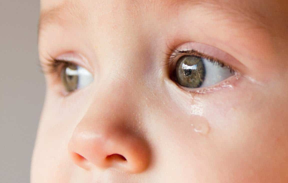 اطفال-آب ریزش چشم