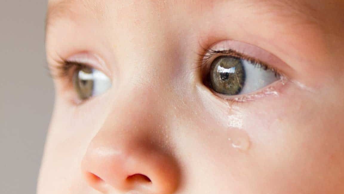 اطفال-آب ریزش چشم